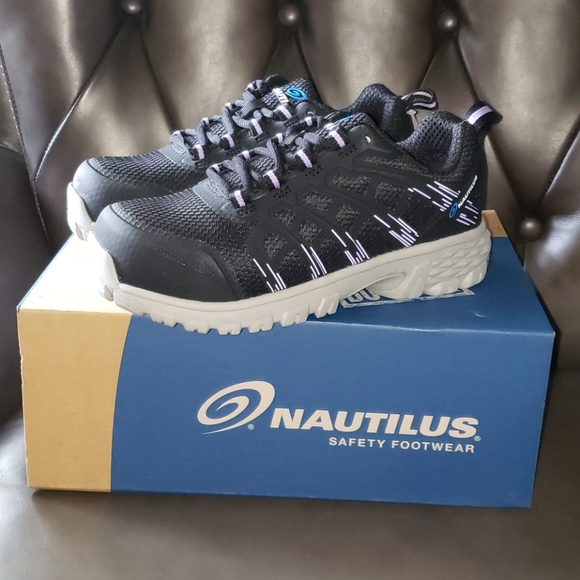 Nautilus Safety Footwear Women's Size 4 Wide - Picture 1 of 6